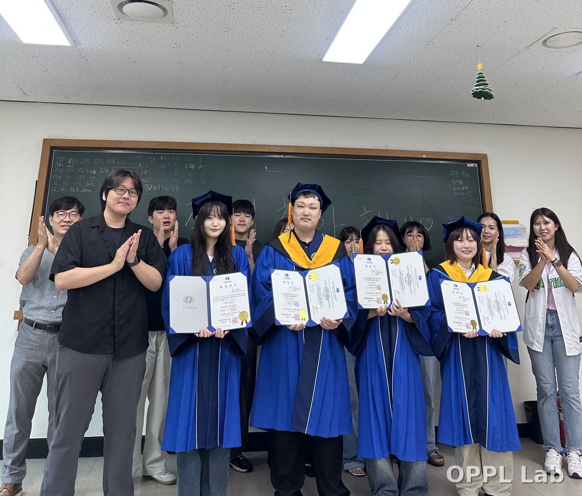 2026년 8월 졸업식 — 연구실 단체사진
